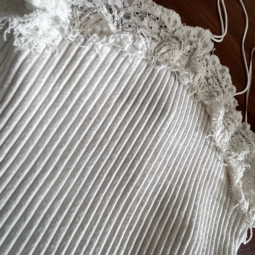 White top - Picture 2 of 3